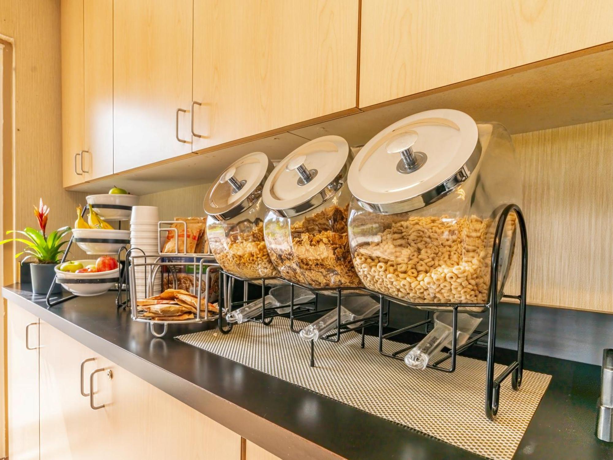 במוטל Ramada By Wyndham קינגסטון מראה חיצוני תמונה